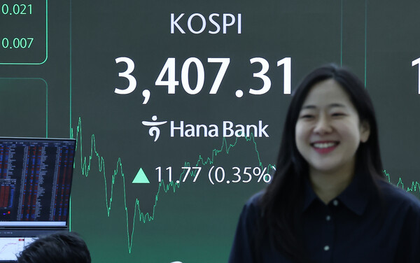 15일 오후 서울 중구 하나은행 딜링룸 전광판에 코스피 종가가 역대 장 마감 기준 최고치인 3407.31으로 표시되고 있다. / 뉴스1