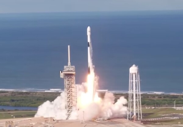 스페이스X 로켓 ‘팰컨9’ 발사 장면. / 스페이스X