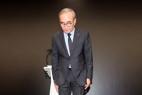 김영섭 KT 대표이사가 9월 11일 오후 서울 종로구 KT 광화문 웨스트 사옥에서 소액결제 피해 관련 기자 브리핑에 앞서 고개숙여 사과를 하고 있다. / 뉴스1