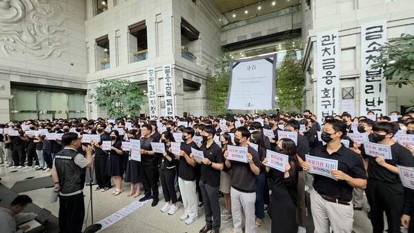 12일 오전 서울 여의도 금융감독원 본원 로비에서 금융당국 조직개편에 반대하며 집회를 진행했./한재희 기자