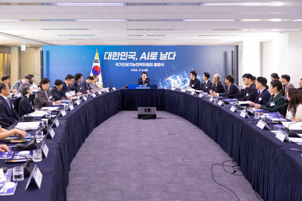 이재명 대통령이 8일 서울 중구 서울스퀘어에서 열린 ‘대한민국, AI로 날다’ 국가인공지능전략위원회 출범식에서 발언하고 있다. / 대통령실