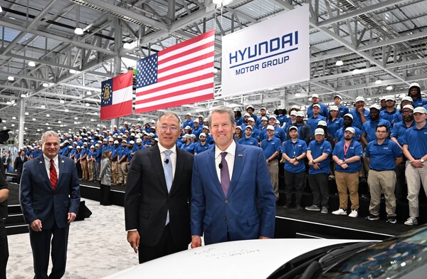 정의선 현대차그룹 회장과 브라이언 켐프(Brian P. Kemp) 조지아 주지사가 HMGMA에서 생산된 아이오닉 5 차량에 기념 서명을 마치고 기념 촬영을 하고 있는 모습. / 현대자동차