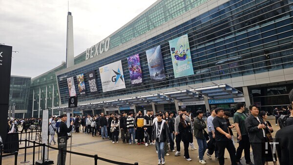 지스타 2024 2일차인 11월 15일 오전 10시쯤 부산 벡스코 야외광장 전경. 제1전시장으로 들어가려는 관람객과 오른쪽 제2전시장으로 가려는 관람객 줄이 나뉘어 있다. / 변인호 기자