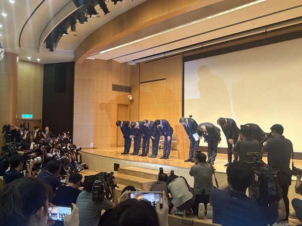 18일 롯데카드 임원들이 최근 발생한 사이버 침해 사고에 대해 사과했다 / 전대현 기자