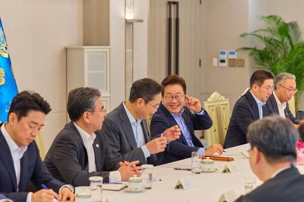 이재명 대통령이 지난 19일 서울 용산 대통령실 청사에서 열린 미일 순방 동행 경제단체 및 기업인 간담회에서 이재용 삼성전자 회장을 비롯한 참석자들과 대화하고 있다. / 이재명 대통령 SNS.