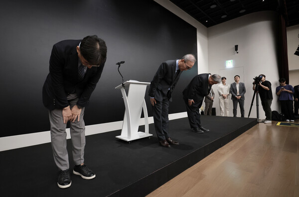 김영섭(가운데) KT 대표가 9월 11일 서울 종로구 KT 광화문빌딩 웨스트 사옥에서 소액결제 피해 관련 기자 브리핑에 앞서 고개 숙여 사과하고 있다. / 뉴스1