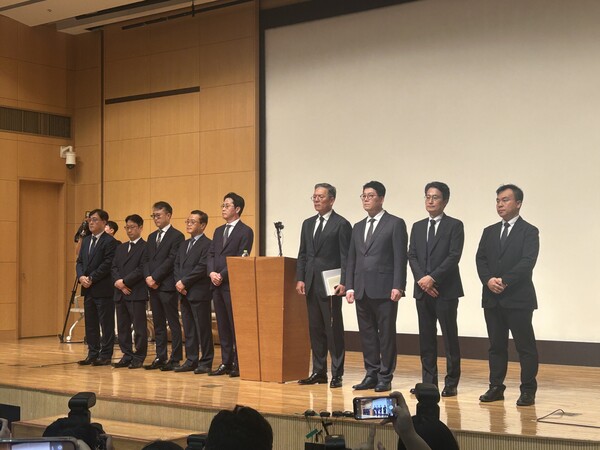 롯데카드 임원들이 긴급 기자회견을 열고 피해 현황과 대응책을 발표했다 / 전대현 기자