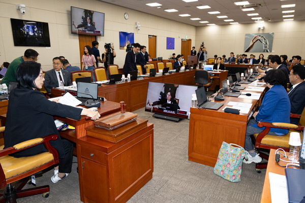 최민희 국회 과학기술정보방송통신위원회 위원장이 9월 11일 서울 여의도 국회에서 열린 제429회 국회(정기회) 과학기술정보방송통신위원회 제3차 전체회의에서 의사봉을 두드리고 있다. / 뉴스1