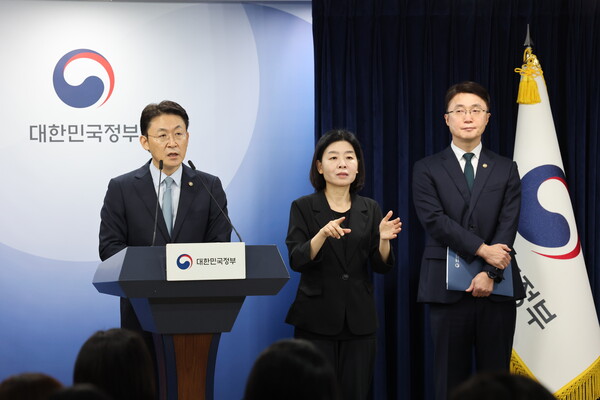 권대영 금융위원회 부위원장과 류제명 과학기술정보통신부 제2차관이 9일 오전 서울 종로구 정부서울청사에서 해킹 대응을 위한 과학기술정보통신부-금융위원회 합동 브리핑하고 있다./뉴스1