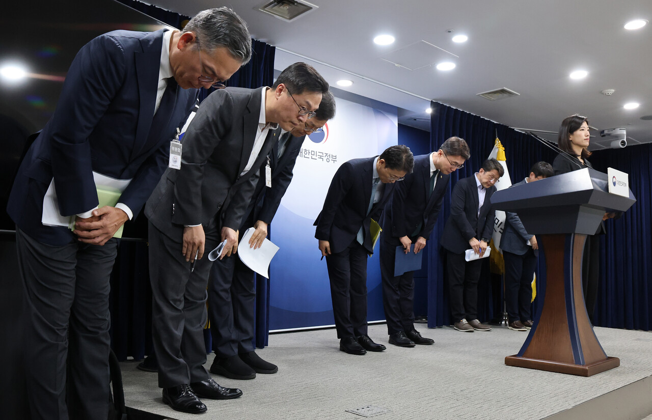 류제명 과학기술정보통신부 제2차관과 권대영 금융위원회 부위원장이 KT, 롯데카드 관계자들과 함께 19일 서울 종로구 정부서울청사에서 해킹 대응 합동 브리핑을 마치고 인사하고 있다.  / 뉴스1