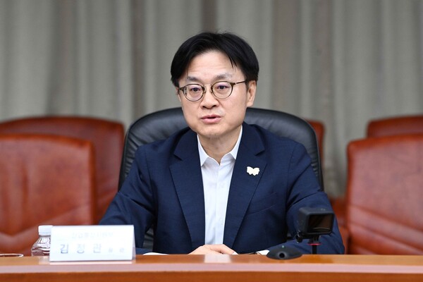 김정관 산업통상자원부 장관이 19일 경북 포항시 포스코 본사에서 ‘포항 철강업계 간담회’를 주재하고 있다. / 산업통상자원부