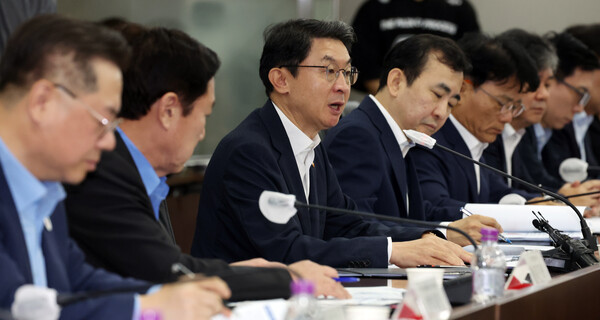 이억원 금융위원장이 19일 오전 서울 영동포구 여의도 중소기업중앙회에서 열린 생잔적 금융 대전환 회의에서 모두 발언을 하고 있다./뉴스1