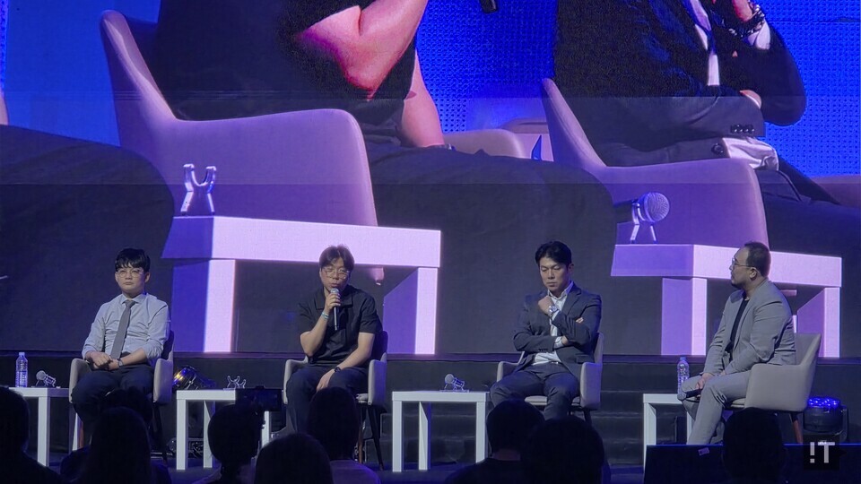 왼쪽부터 최광호 한국음악콘텐츠협회 사무총장, 김준기 비마이프렌즈 최고기술책임자, 이승우 스튜디오리얼라이브 대표, 김정환 고려대 교수가 19일 엔터테크 서울 2025에서 토론하고 있다. / 변인호 기자