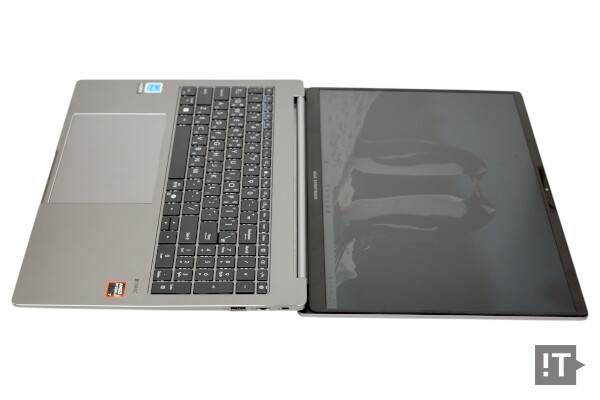 디스플레이는 수평으로 완전히 눕힐 수도 있다. / 권용만 기자