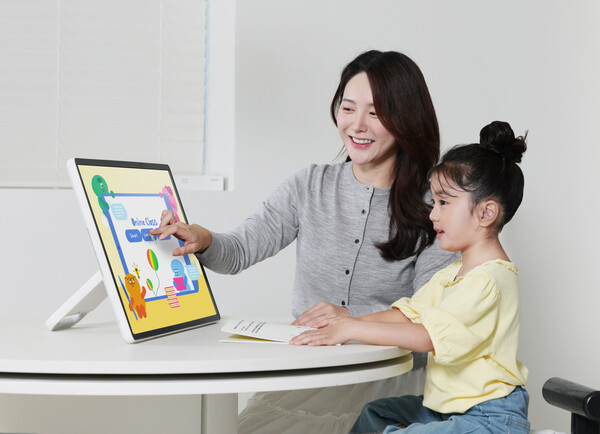 삼성전자 모델이 화면과 스탠드를 분리해 자유롭고 간편하게 사용할 수 있는 무선 이동형 스크린 '더 무빙스타일'을 체험하고 있다. / 삼성전자