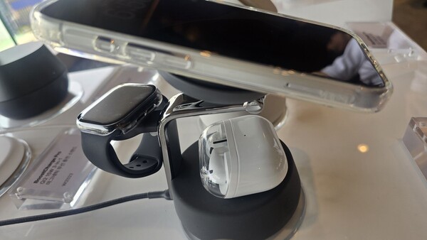 벨킨의 울트라차지 프로 3-in-1 마그네틱 충전 독(WIZ040)에 스마트폰과 애플워치, 이어폰을 충전하는 모습. / IT조선