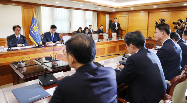 김민석 국무총리가 22일 서울 종로구 정부서울청사에서 열린 통신사 및 금융사 해킹사고 관련 긴급현안점검회의에서 모두발언을 하고 있다. / 뉴스1