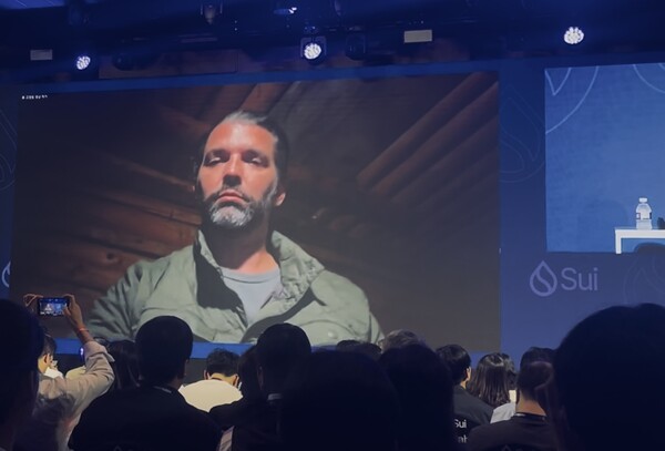 도널드 트럼프 주니어가 23일 광진구 워커힐호텔에서 열린 ‘코리아 블록체인 위크(KBW) 2025’에 스타링크 화상 연결로 참석했다. / 정서영