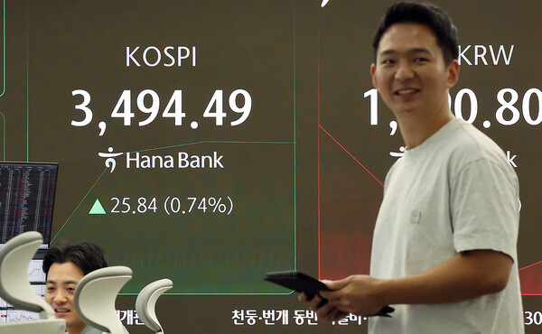 23일 오전 서울 중구 하나은행 딜링룸 전광판에 개장 시황이 나오고 있다. 이날 코스피는 전 거래일보다 25.84포인트(0.74%) 오른 3494.49에 거래되고 있다. /뉴스1