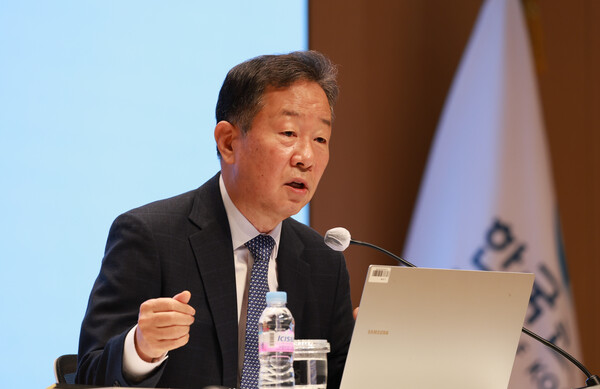 황건일 한국은행 금융통화위원이 23일 한은 별관 1층에서 열린 기자간담회에서 질문에 답하고 있다/한국은행