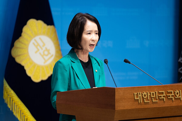 최수진 국민의힘 원내수석대변인이 9월 19일 서울 여의도 국회 소통관에서 논평하고 있다. / 뉴스1