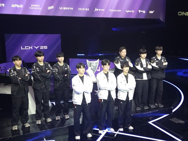 23일 서울 종로구 롤파크 LCK 아레나에서 열린 ‘2025 LCK FINALS 미디어데이’에서 한화생명e스포츠, KT 롤스터, 젠지 감독 및 선수들이 기념촬영을 하고 있다. / 천선우 기자 
