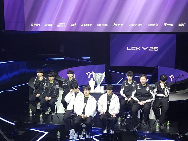 23일 서울 종로구 롤파크 LCK 아레나에서 열린 ‘2025 LCK FINALS 미디어데이’에서 한화생명e스포츠, KT 롤스터, 젠지 감독 및 선수들이 기자들의 질문에 답변하고 있다.  / 천선우 기자