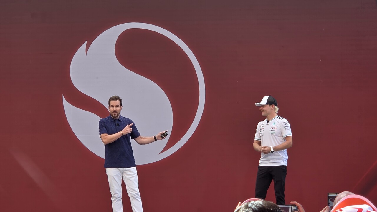 돈 맥과이어 퀄컴 CMO(왼쪽)가 23일(현지시각) 미국 하와이 하얏트 리젠시 마우이 리조트에서 열린 ‘스냅드래곤 서밋 킥오프’에서 메르세데스-AMG F1 드라이버 발테리 보타스와 대화하고 있다. / 이광영 기자