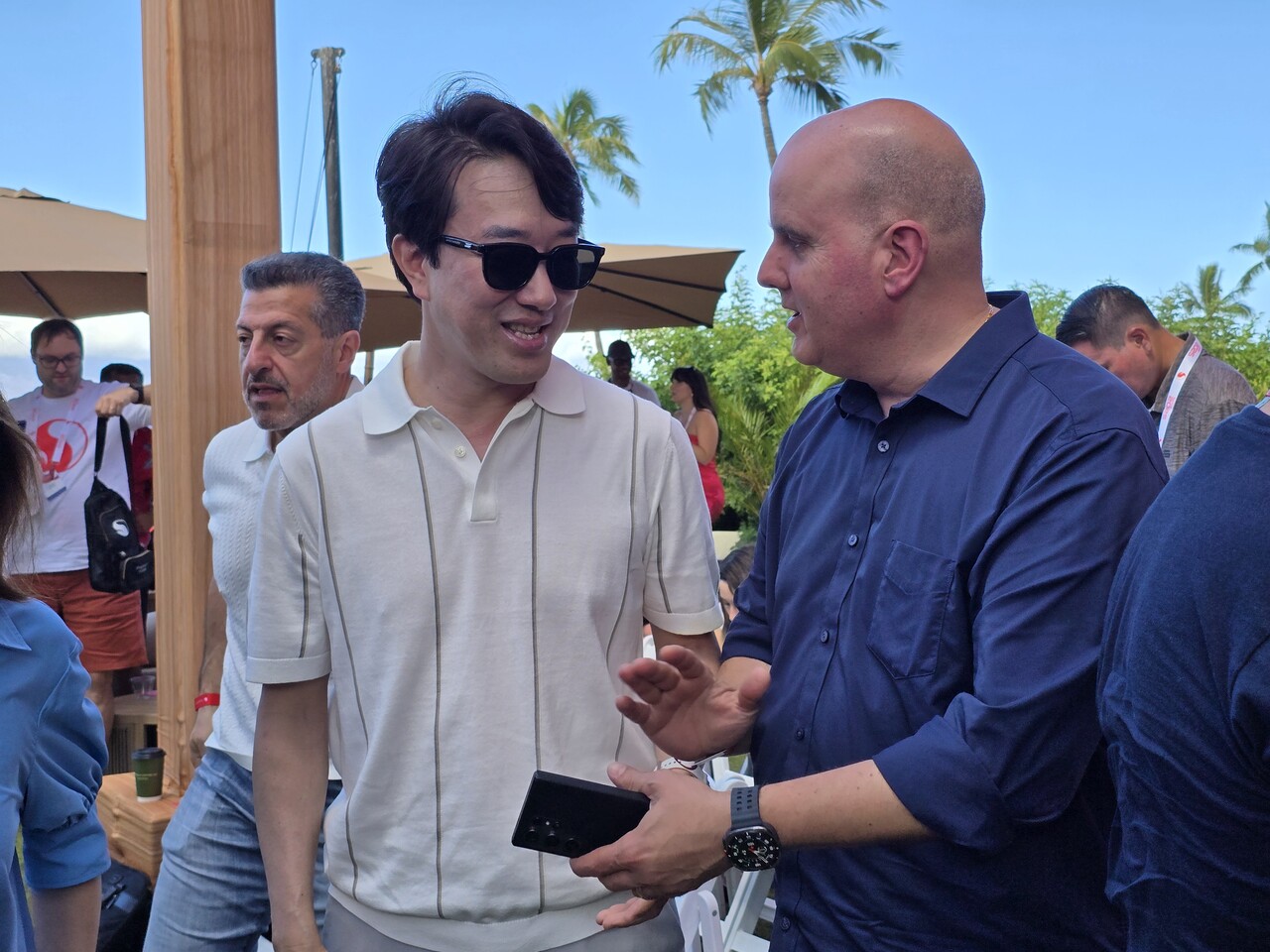 최원준 삼성전자 MX사업부 개발실장(사장·왼쪽)이 23일(현지시각) 미국 하와이 하얏트 리젠시 마우이 리조트에서 열린 ‘스냅드래곤 서밋 킥오프’에 참석해 퀄컴 관계자와 대화하고 있다. / 공동취재기자단