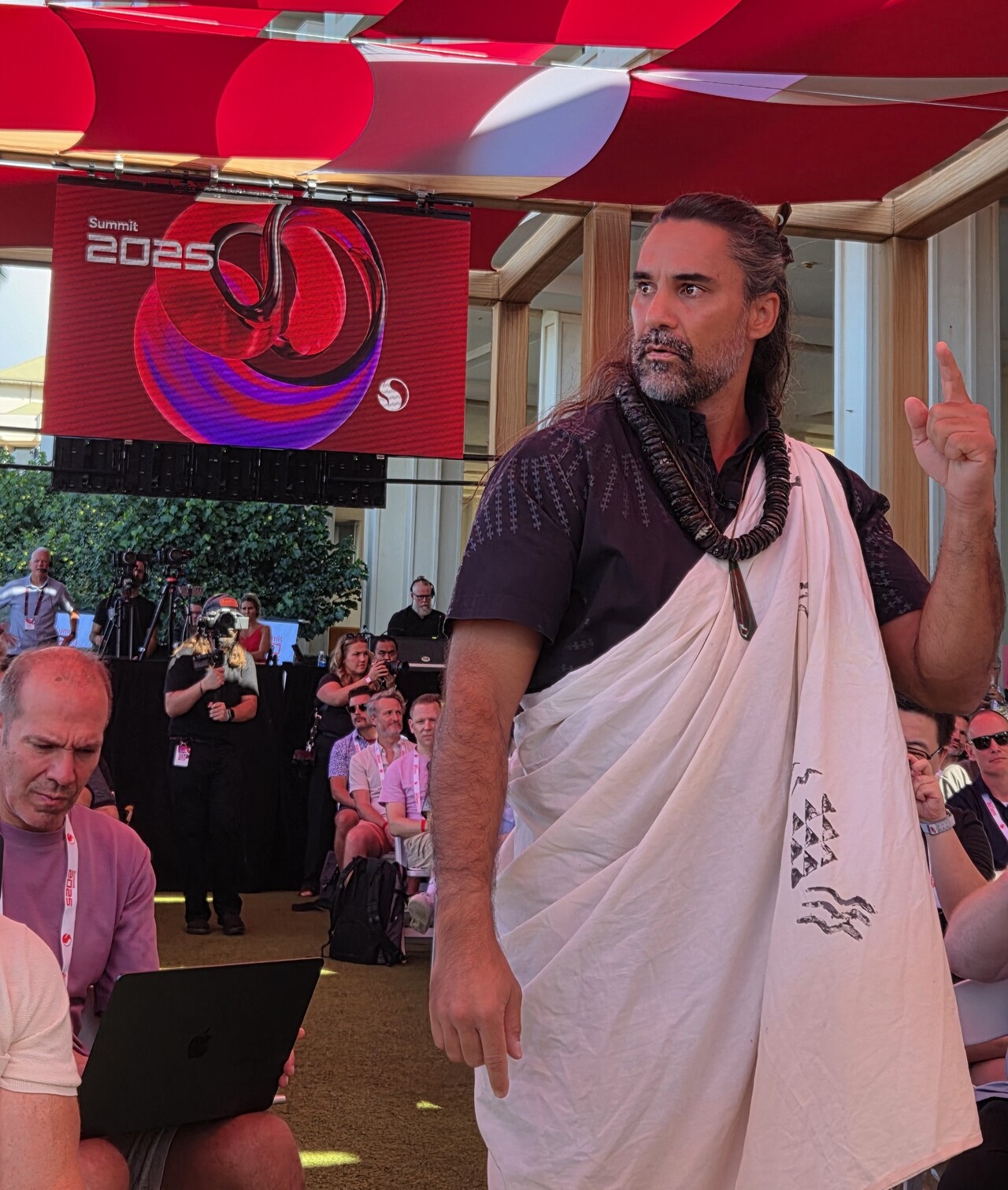 23일(현지시각) 미국 하와이 하얏트 리젠시 마우이 리조트에서 열린 '스냅드래곤 킥오프'에서 하와이 원주민이 전통 환영 의식을 펼치고 있다. / 이광영 기자