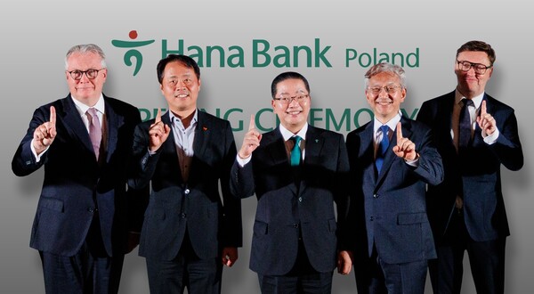 하나은행은 23일(현지시각) 폴란드 남부 최대 공업도시 브로츠와프에 지점을 개설했다. 이날 개점식에 참석한 이호성 하나은행장(사진 왼쪽에서 세번째)이 내외빈과 함께 기념 촬영을 하고 있다. 사진 왼쪽 두번째부터 박병철 SK아이이테크놀로지 법인장, 이호성 하나은행장, 태준열 주폴란드 대한민국 대사 순/하나은행