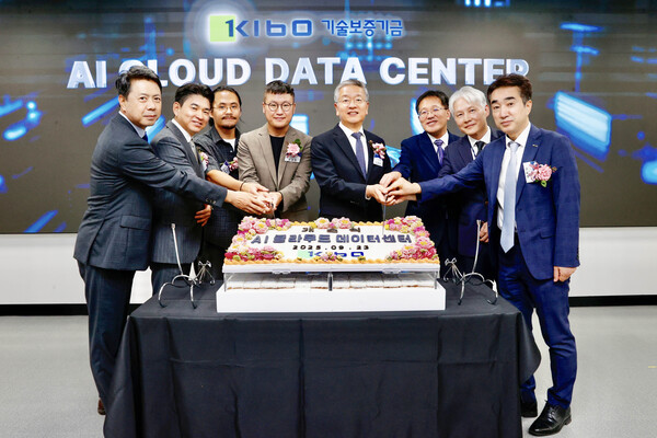김종호 기보 이사장(오른쪽에서 네번째)과 유왕희 기보 노조위원장(왼쪽에서 네번째) 등 행사 참석자들이 기보 'AI 클라우드 데이터센터 개소식'에 참석했다 / 기술보증기금
