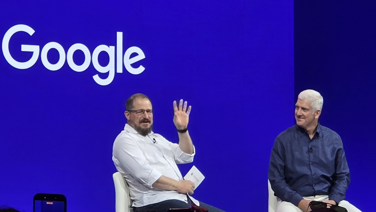 23일(현지시각) 미국 하와이 하얏트 리젠시 마우이 리조트에서 열린 '스냅드래곤 서밋' CEO 비전 키노트에서 크리스티아노 아몬 퀄컴 최고경영자(CEO)와 릭 오스터로 구글 부사장이 대화를 하고 있다. / 이광영 기자