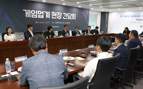 최휘영 문화체육관광부 장관이 24일 경기 성남 판교 글로벌게임허브센터에서 게임업계 대표들을 만나 간담회를 갖고 새 정부의 게임 정책 방향을 논의하고 있다. / 문화체욱관광부