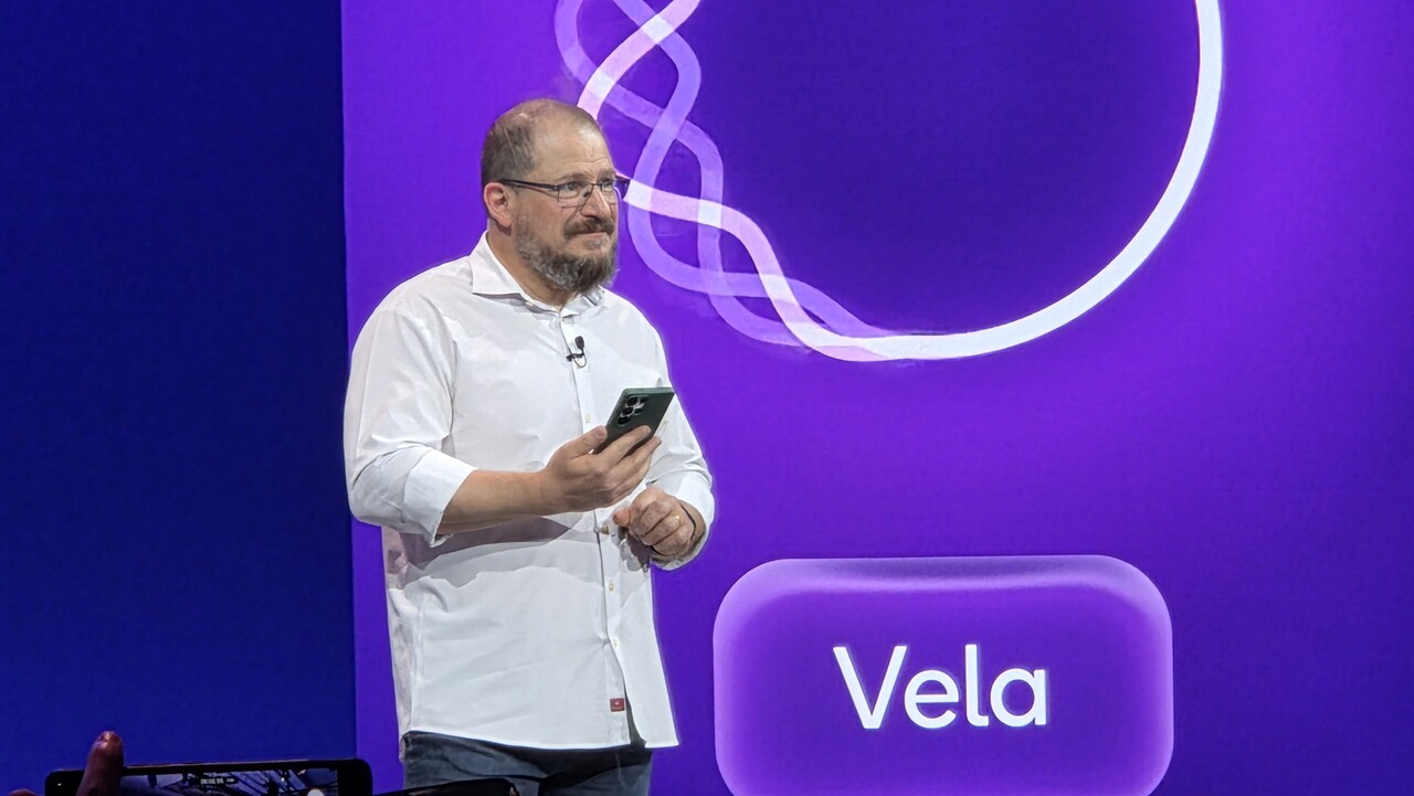 크리스티아노 아몬 퀄컴 최고경영자(CEO)가 23일(현지시각) 미국 하와이 하얏트 리젠시 마우이 리조트에서 열린 스냅드래곤 서밋 2025 기조연설에서 갤럭시 S25 울트라를 꺼내들어 AI 시연을 하고 있다. / 이광영 기자