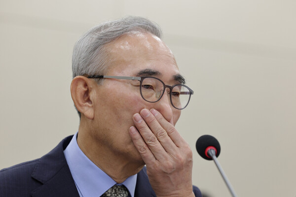 김영섭 KT 대표이사가 24일 서울 여의도 국회 과학기술정보방송통신위원회에서 열린 대규모 해킹사고(통신·금융) 관련 청문회에서 얼굴을 매만지고 있다. / 뉴스1