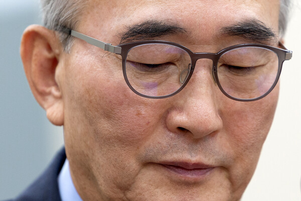 김영섭 KT 대표가 24일 서울 여의도 국회 과학기술정보방송통신위원회에서 열린 대규모 해킹사고(통신·금융) 관련 청문회에 출석해 생각에 잠겨있다. / 뉴스1