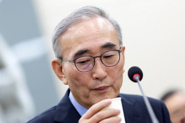 24일 서울 여의도 국회에서 열린 제429회국회(정기회) 국회 과학기술정보방송통신위원회 대규모 해킹사고(통신·금융) 관련 청문회에 출석한 김영섭 KT 대표가 의원 질의에 답변하고 있다.