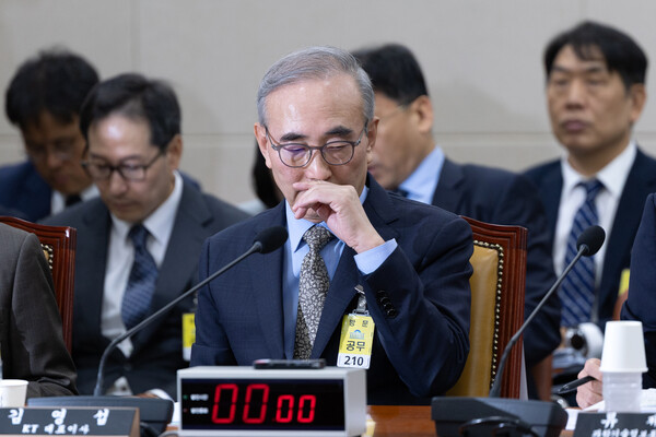 김영섭 KT 대표가 24일 서울 여의도 국회 과학기술정보방송통신위원회에서 열린 대규모 해킹사고(통신·금융) 관련 청문회에 출석해 있다. / 뉴스1