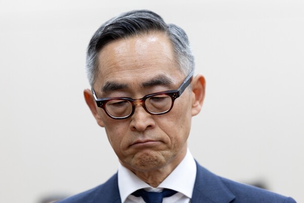 롯데카드 대주주 MBK파트너스의 윤종하 부회장이 최근 발생한 해킹 사고와 관련해 보안체계가 미비했다는 점을 인정하고 사과했다 / 뉴스1