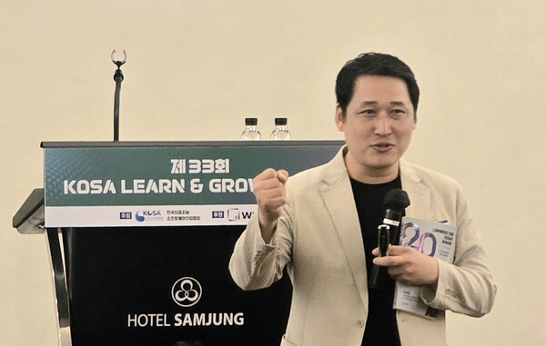 김광석 한양대 겸임교수가 24일 서울 삼정호텔에서 열린 KOSA 런앤그로우 포럼에서 '2026년 경제 전망과 대응전략'을 주제로 강연하고 있다. / 이윤정 기자 