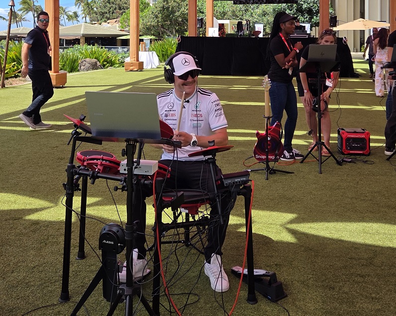 23일(현지시간) 마우이 하얏트 리젠시 리조트&스파 내 마련된 스냅드래곤 사운드스테이지에서 메르세데스-AMG 페트로나스 F1 팀 소속 리저브 드라이버 발테리 보타스가 스냅드래곤X 엘리트가 탑재된 노트북을 통해 전자드럼을 연주하고 있는 모습. / 이광영 기자