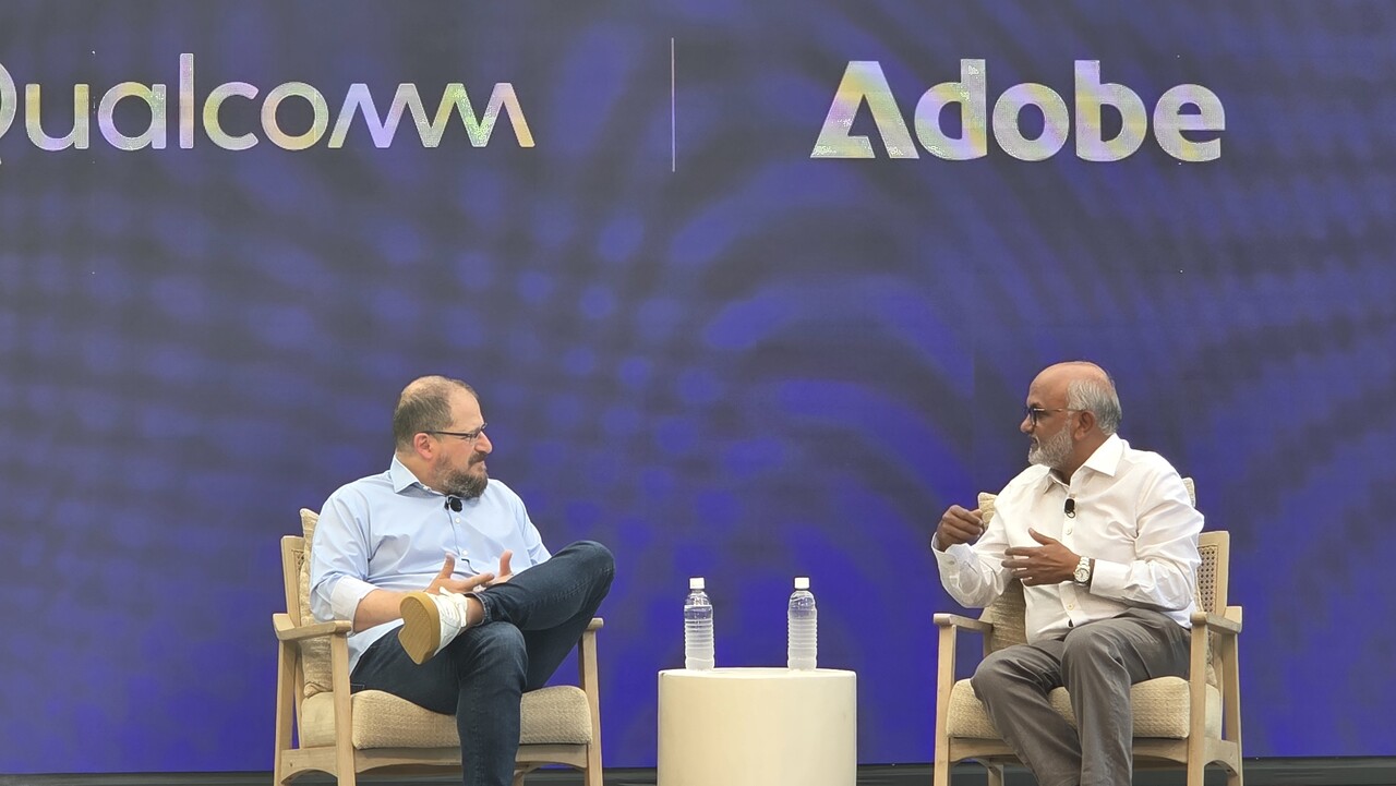 크리스티아노 아몬 퀄컴 테크날러지 CEO와 샨타누 나라옌 어도비 CEO는 24일(현지시각) 미국 하와이 하얏트 리젠시 마우이 리조트에서 열린 스냅드래곤 서밋 2025 CEO 대담에서 대화를 하고 있다. / 공동취재단