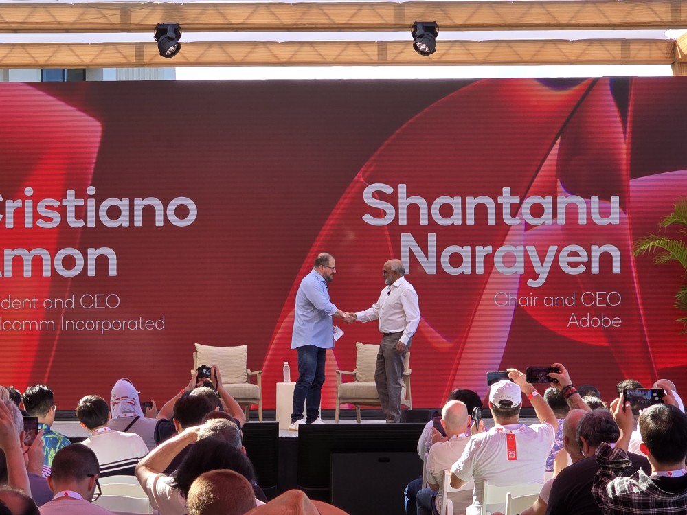 크리스티아노 아몬 퀄컴 테크날러지 CEO와 샨타누 나라옌 어도비 CEO는 24일(현지시각) 미국 하와이 하얏트 리젠시 마우이 리조트에서 열린 스냅드래곤 서밋 2025 CEO 대담을 마치고 악수하고 있다. / 이광영 기자