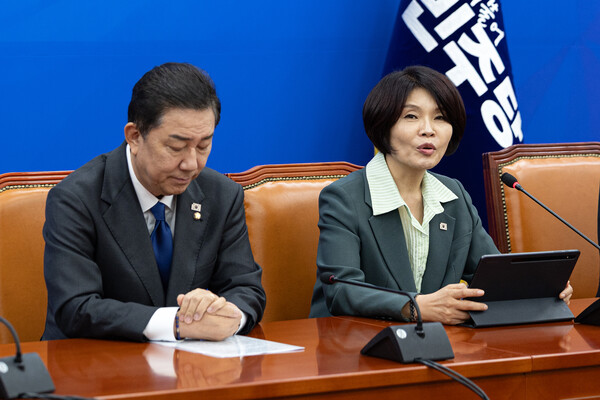 한정애(사진 오른쪽) 더불어민주당 정책위의장이 25일 서울 여의도 국회에서 열린 정책조정회의에서 모두발언하고 있다. / 뉴스1