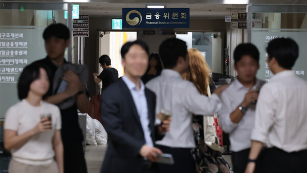 당정대가 금융감독원과 금융위원회의 분리·개편을 보류하기로 결정했다. 한정애 더불어민주당 정책위의장은 25일 국회에서 열린 당정대 협의 종료 후 브리핑에서 "금융위원회의 정책감독기능 분리, 금융소비자보호원 신설 등을 이번 정부 조직 개편에 담지 않기로 결정했다"고 밝혔다./뉴스1