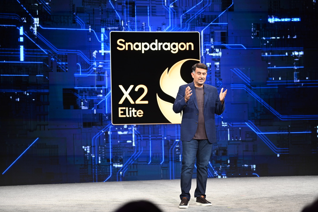 케다르 콘답 퀄컴 테크날러지 수석부사장 겸 컴퓨팅 및 게이밍 부문 본부장이 24일(현지시각) 미국 하와이 마우이 하얏트 리젠시 리조트에서 열린 ‘스냅드래곤 서밋 2025’ 2일차 키노트에서 차세대 PC용 플랫폼 ‘스냅드래곤 X2 엘리트’를 발표하고 있다. / 공동취재단