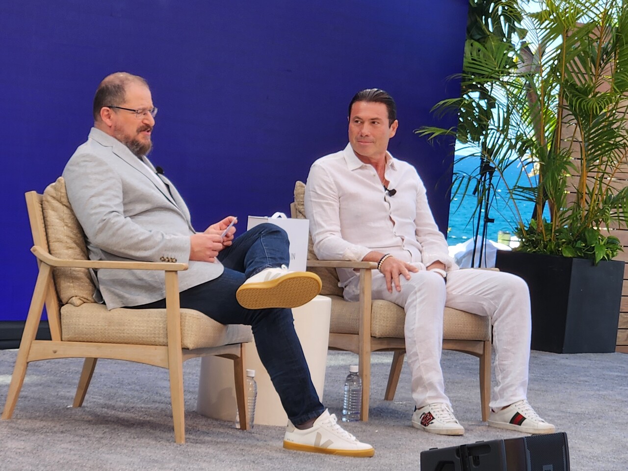 크리스티아노 아몬 퀄컴 CEO와 타레크 아민(Tareq Amin) 휴메인 CEO가 25일(현지시각) 미국 하와이 하얏트 리젠시 마우이 리조트에서 열린 ‘스냅드래곤 서밋 2025’ 3일차 CEO 대담에서 대화를 하고 있다. / 공동취재단