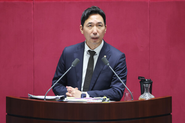 이정헌 더불어민주당 의원이 8월 22일 오전 서울 여의도 국회에서 열린 제428회 국회(임시회) 본회의에서 한국교육방송공사법(EBS법) 개정안에 대한 무제한 토론(필리버스터)을 하고 있다. / 뉴스1