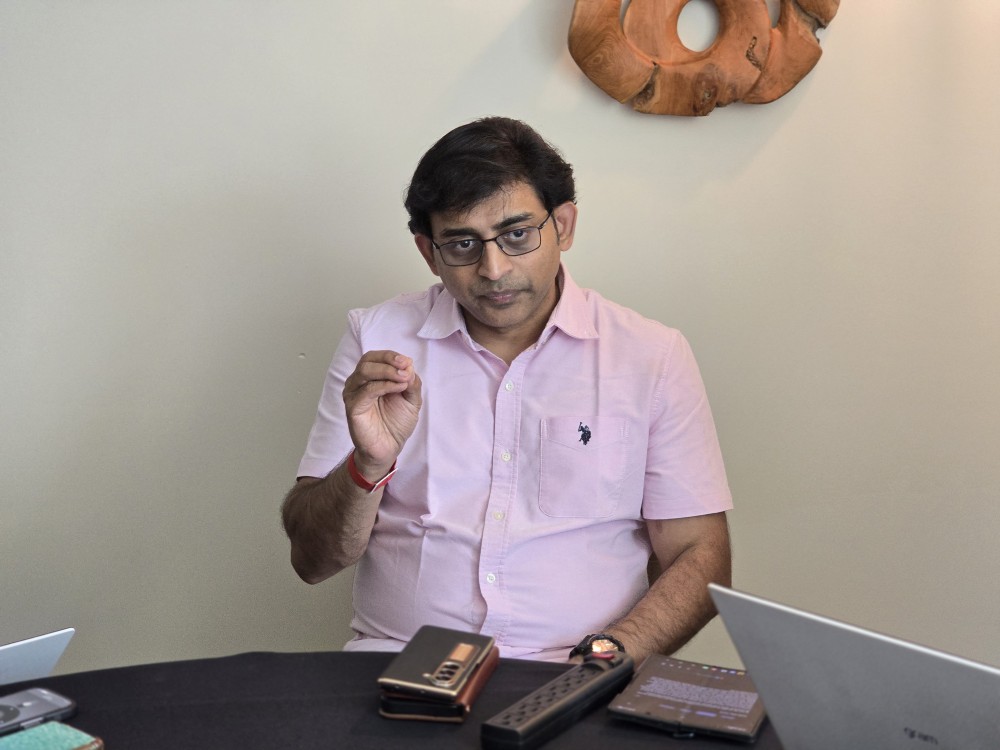 비네쉬 수쿠마 퀄컴 부사장 겸 AI 제품 총괄이 25일(현지시각) 미국 하와이 하얏트 리젠시 마우이 리조트에서 열린 ‘스냅드래곤 서밋 2025’에서 한국 취재진과 인터뷰를 하고 있다. / 이광영 기자